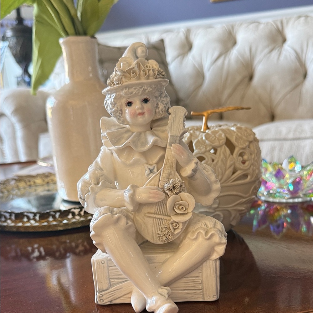 Schmidt Yamaha artist signedWhite Ceramic Music Box Figurine